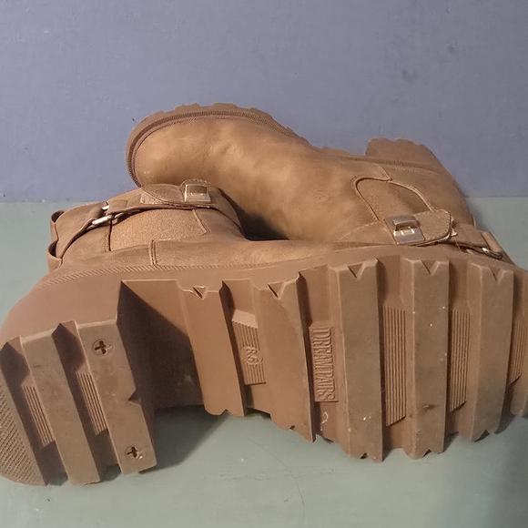 Dream Pairs Tan Lug Sole Chelsea Ankle Boots with Buckle - Picture 4 of 5